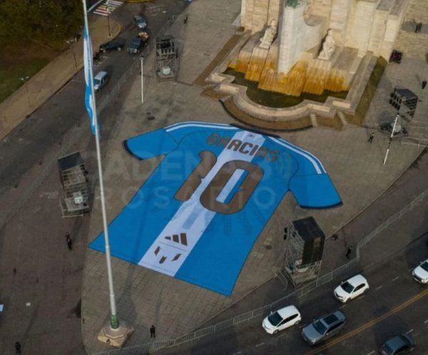 Rosario amaneci&oacute; con una camiseta gigante de Messi frente al Monumento a la Bandera