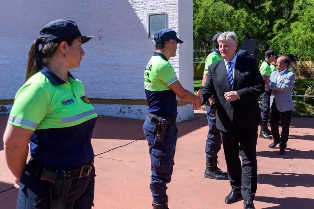 El gobernador de La Pampa entreg&oacute; veh&iacute;culos policiales