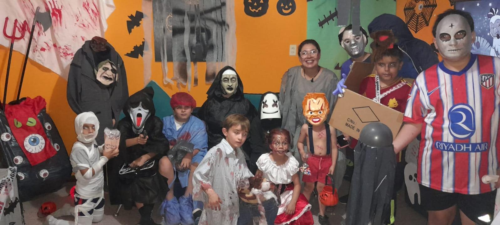 La Pampa: En la Fiesta de Halloween, una familia recibi&oacute; a  los chicos en Victorica 