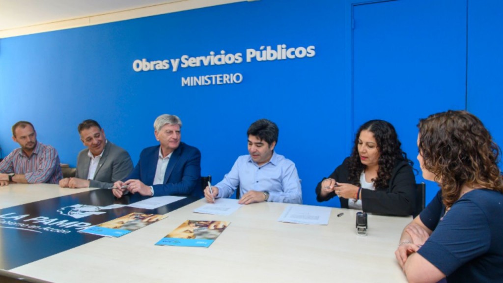 La Pampa:Ziliotto firmó convenios con Maisonnave y Alpachiri para mejorar el acceso al agua potable