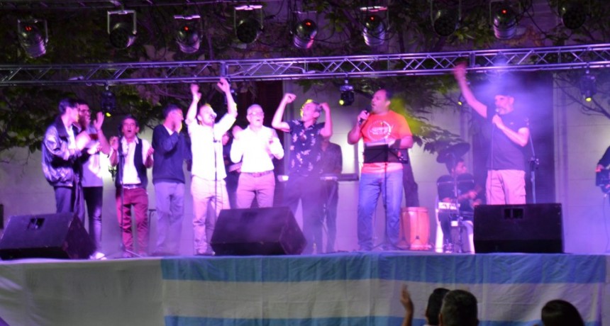 La plaza de la Historia y el Dolor : Pedro Cabal interpreto esta canci&oacute;n con Alfredito presente