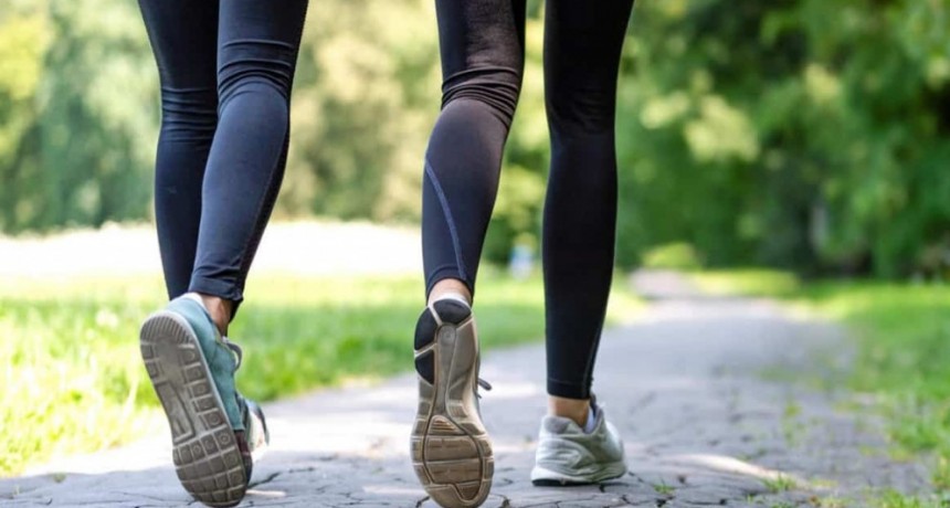 Cómo caminar para perder grasa abdominal y mejorar la salud