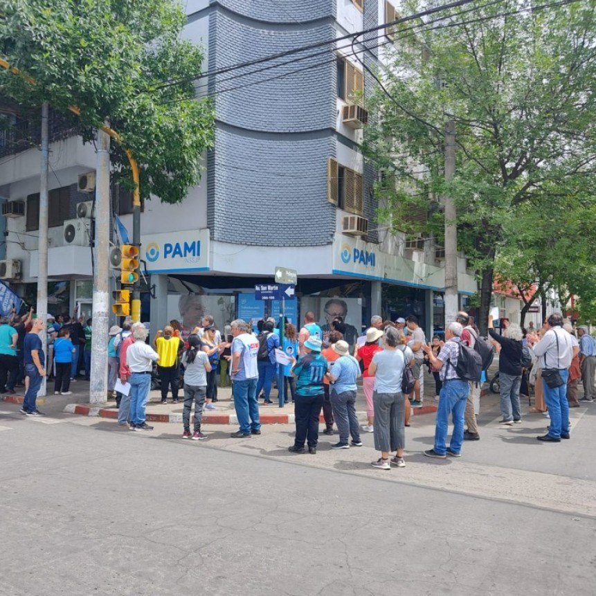 Jubilados nacionales marcharon hasta la oficina de PAMI en Santa Rosa en defensa de la &ldquo;calidad de vida&rdquo;