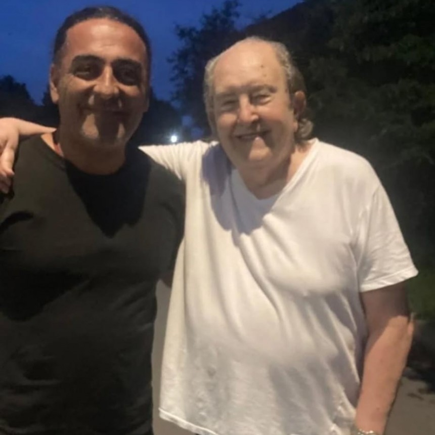 La Pampa: Carlos Verna sali&oacute; a caminar y se saco una foto con un militante peronista "Vamos a volver"