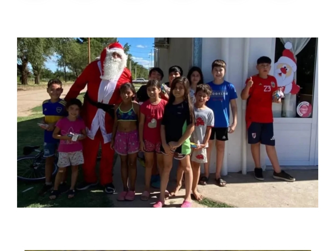 La Pampa: Intendente se disfraz&oacute; de Pap&aacute; Noel y sali&oacute; a repartir golosinas por el pueblo