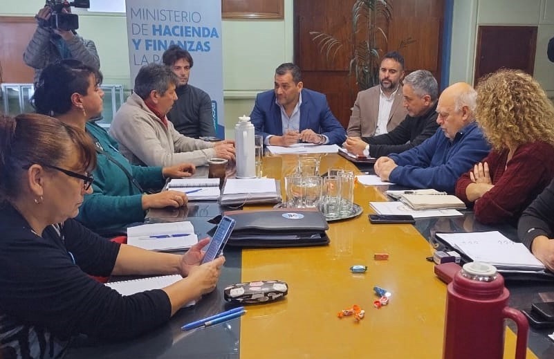 La Pampa: El Gobierno ofreció a estatales un aumento del 11% a enero y no incluyó bono