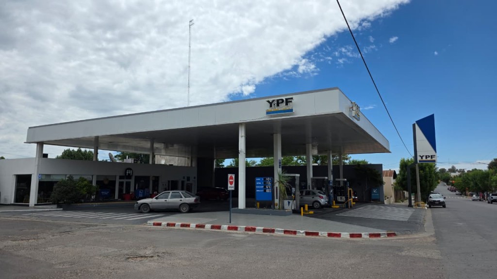 YPF anunció que baja 2% el precio de la nafta