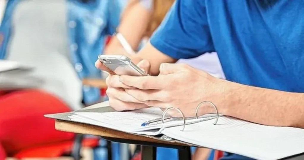 La Pampa: Reclaman extender la prohibición de celulares al nivel Secundario