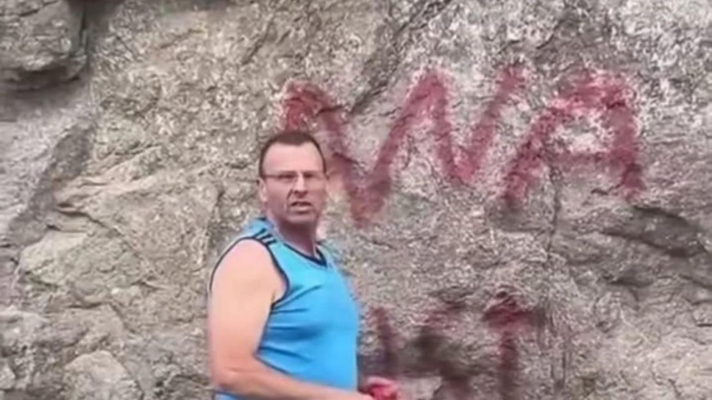 Chofer de empresa pampeana escrachado pintando un grafiti en el Parque Nacional Nahuel Huapi