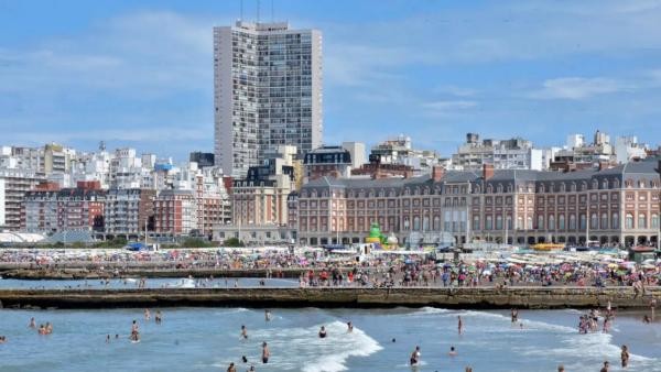 Informe de la UADE: una familia tipo necesita casi $4 millones promedio para veranear en el país