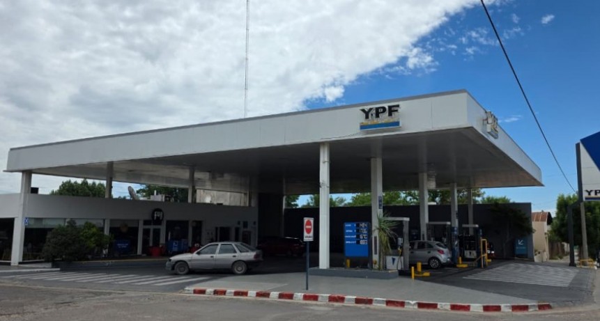 YPF anunció que baja 2% el precio de la nafta