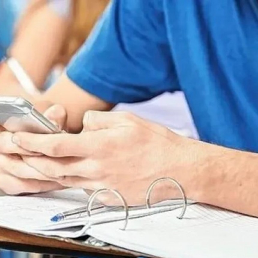 La Pampa: Reclaman extender la prohibición de celulares al nivel Secundario