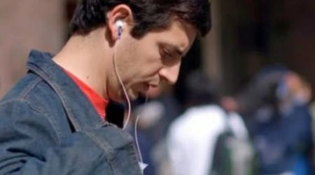 Multas de hasta 1 mill&oacute;n de pesos por cruzar la calle mirando el celular en Mendoza